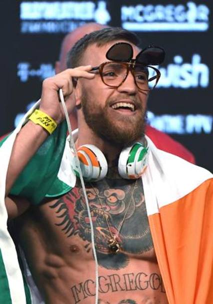 Bandiera irlandese, occhiali e cuffie: McGregor al peso
